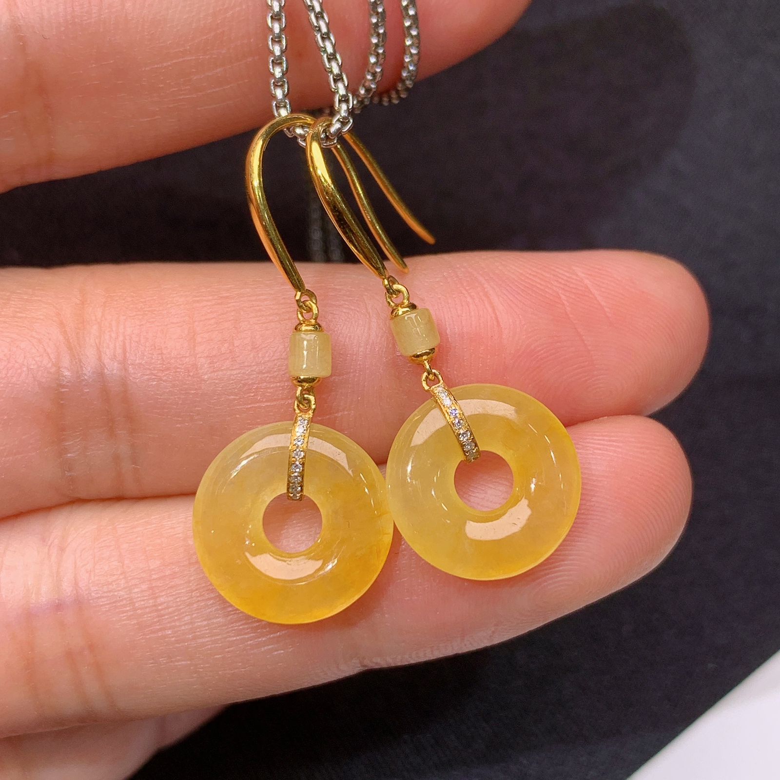 冰黄翡甜甜圈耳坠，18k金镶嵌，款式新颖，冰润鲜艳，种水足，My 尺寸12.5*2.6