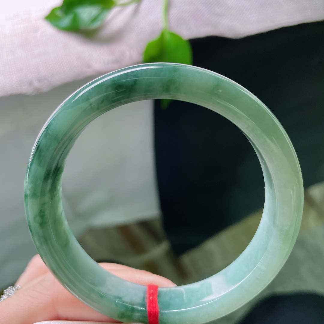 57.2/12.7/7.9，飘花正圈，水润，把江南的烟雨和远山都戴在了手上。无裂，ss49022a