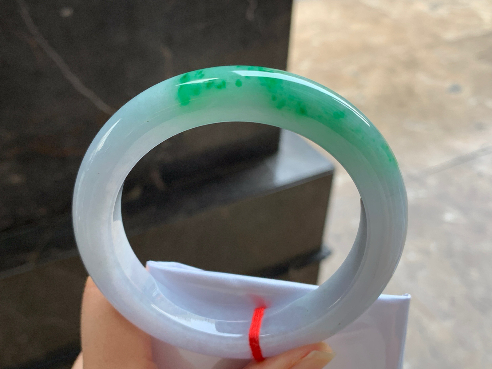 61-12.4-10.6

带色大圈口手镯^_^颜色鲜艳