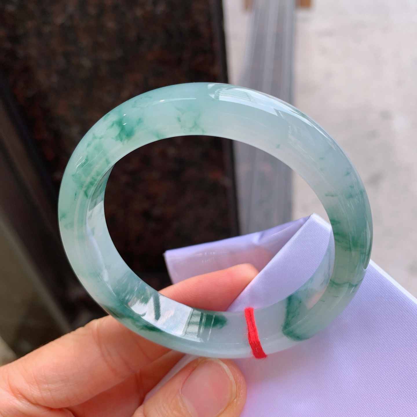 正圈飘花 无裂 尺寸：56/12.6/8.9  细腻