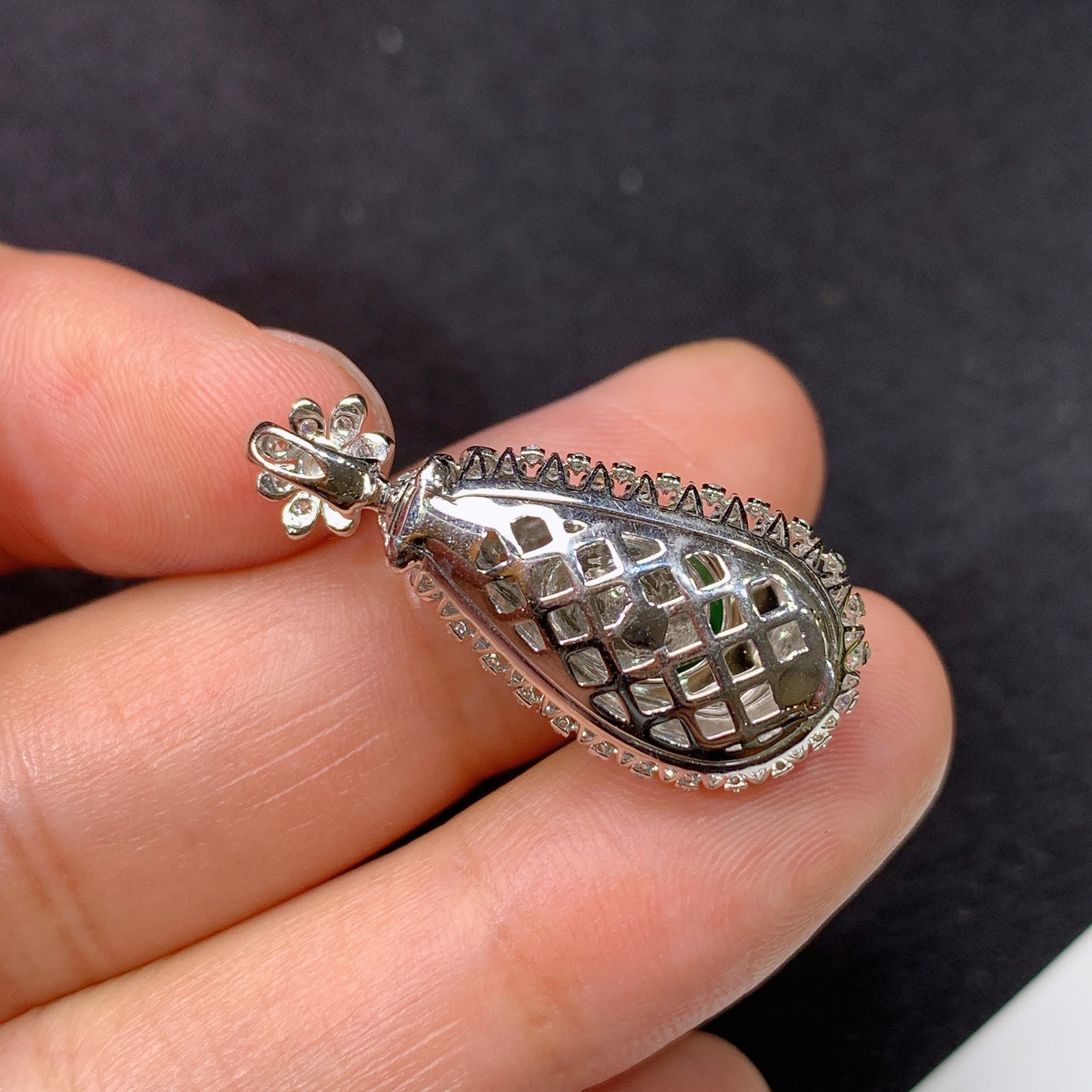 冰阳绿福豆吊坠，18k金镶嵌，冰润色阳，玉质细腻，种水足，Cr 尺寸27.8*12.5*9.4