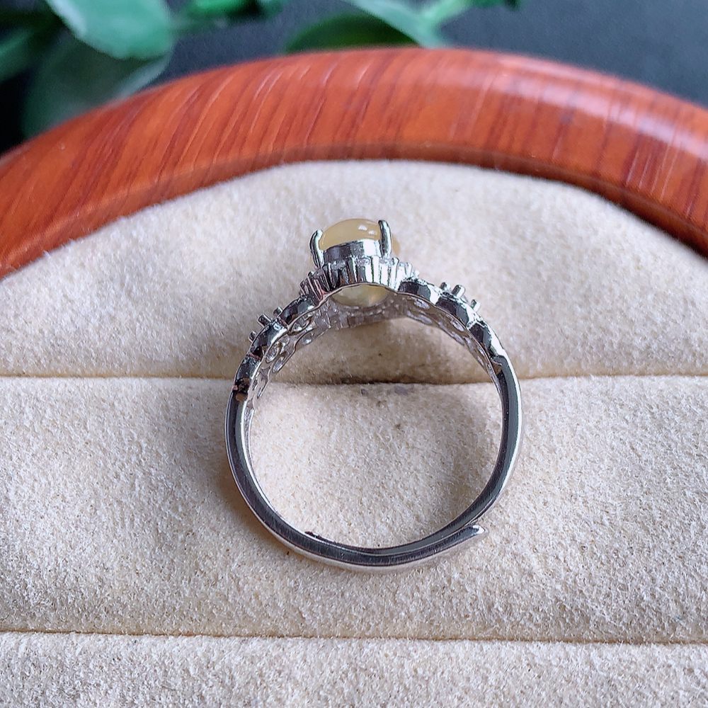 冰精美黄翡翠蛋面戒指  玉质细腻  冰清玉润  灵动  颜色漂亮 
W502-4.22内径尺寸：17-9.2-6.2mm  裸石尺寸：6.4-5.7