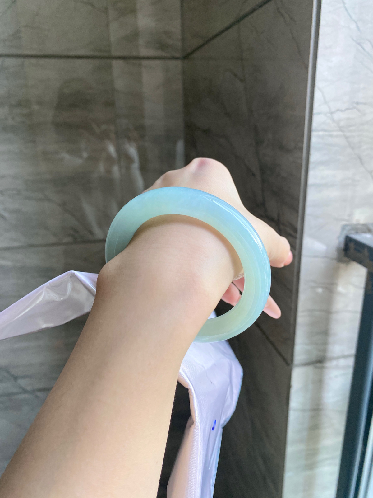 【晴水绿手镯】
尺寸：55.2-10.8-10.7
自然光无滤镜，原图直出