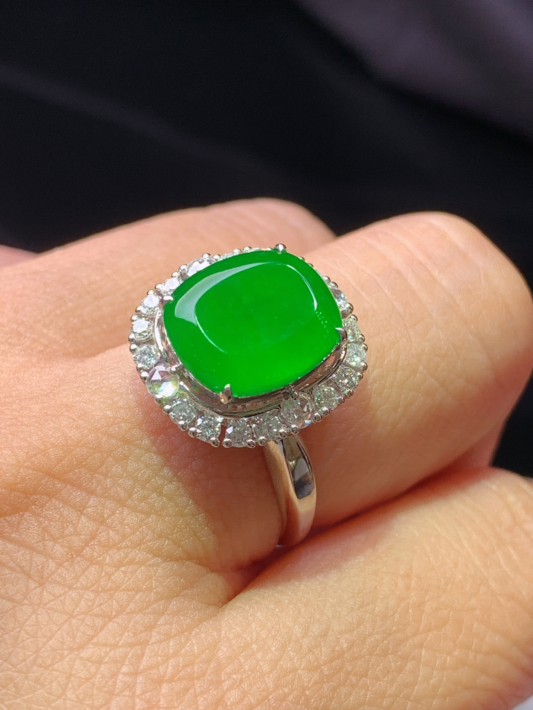 18k金钻镶嵌满绿无事牌戒指 玉质细腻 色泽艳丽清新 水润亮眼 圈口13.5 整体尺寸15.8*14.8*9.2d3