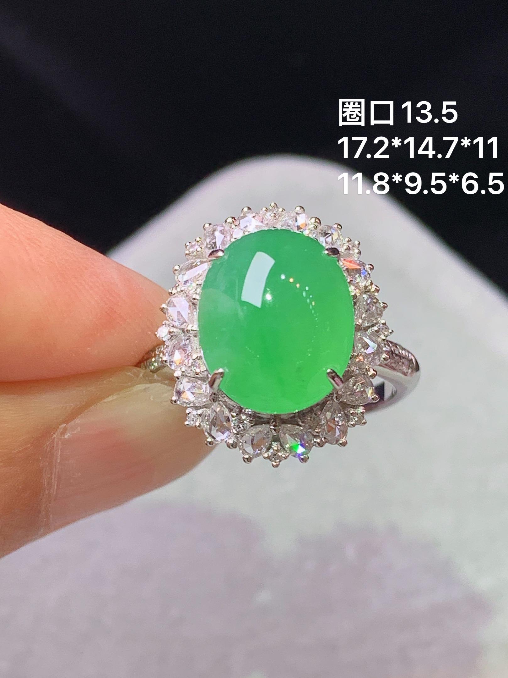 18k金钻镶嵌冰阳绿蛋面戒指 玉质细腻 色泽艳丽清新 水润亮眼 圈口13.5 整体尺寸17.2*14.7*11k1