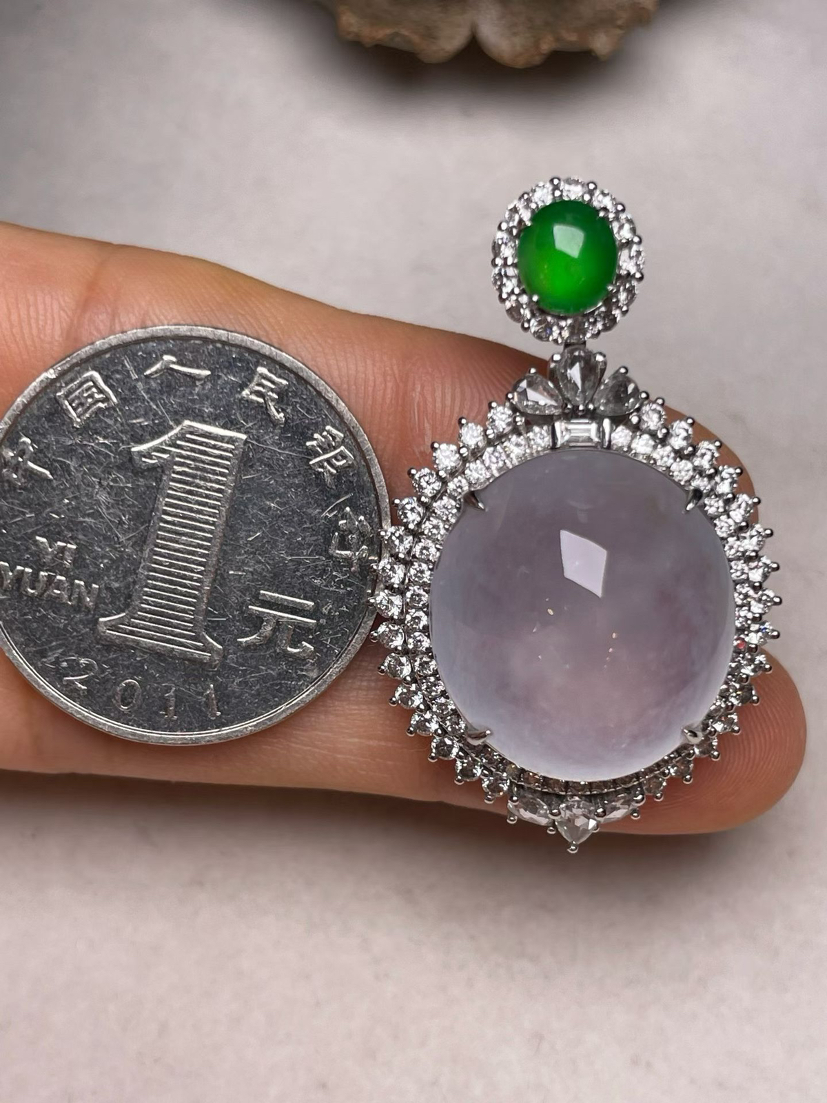 冰种鸽子蛋吊坠、真金真钻镶嵌，种水好，玉质细腻 .裸石尺寸 18.7*17.0