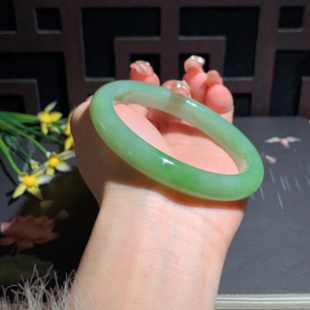 和田玉62.3圈翠青手镯！玉质细腻油润 底色纯净 无裂无棉 脂粉好，品质高