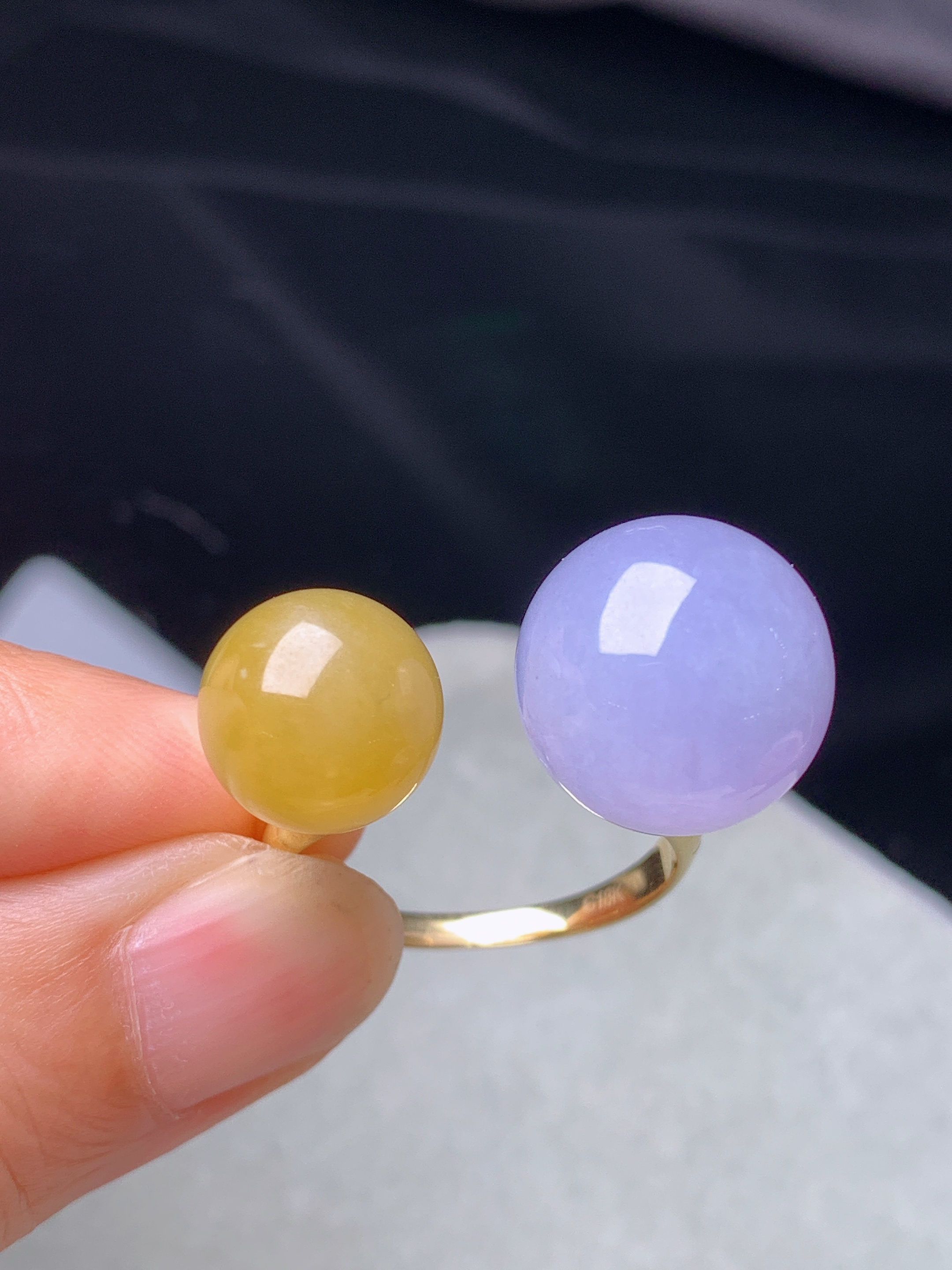 18k金镶嵌黄紫圆珠戒指 玉质细腻 色泽艳丽清新 水润亮眼 圈口15.5 整体尺寸13.5b1