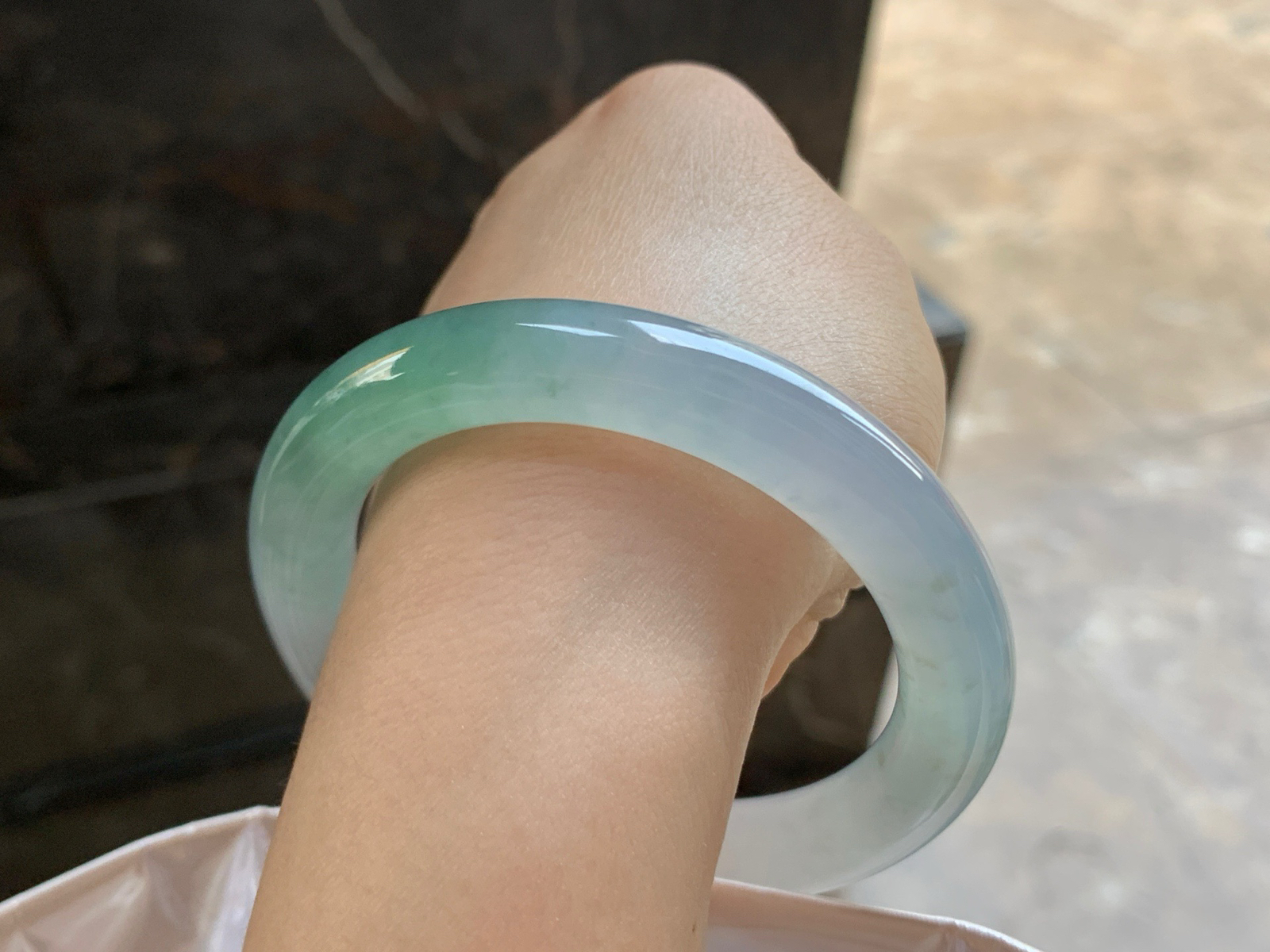 55-11

冰蓝圆条手镯^_^种水好