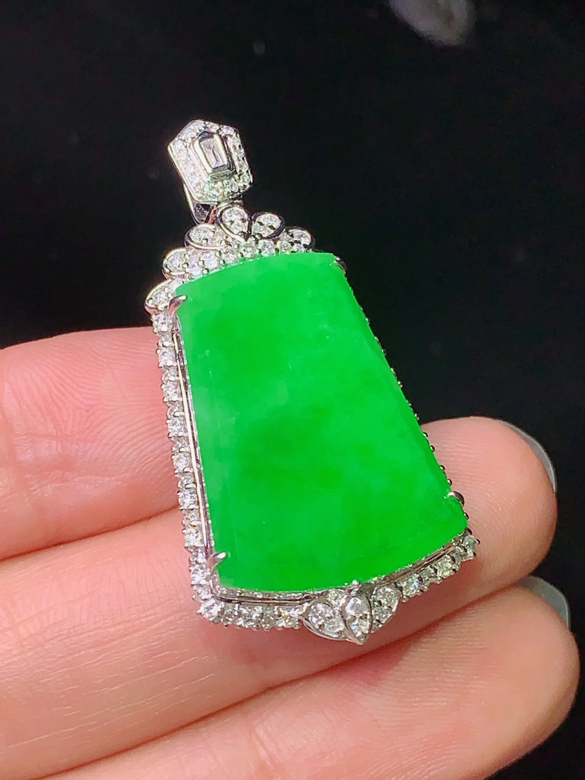 18k金钻镶嵌满绿无事牌吊坠 玉质细腻 色泽艳丽 整体尺寸38.8*19*10.3
