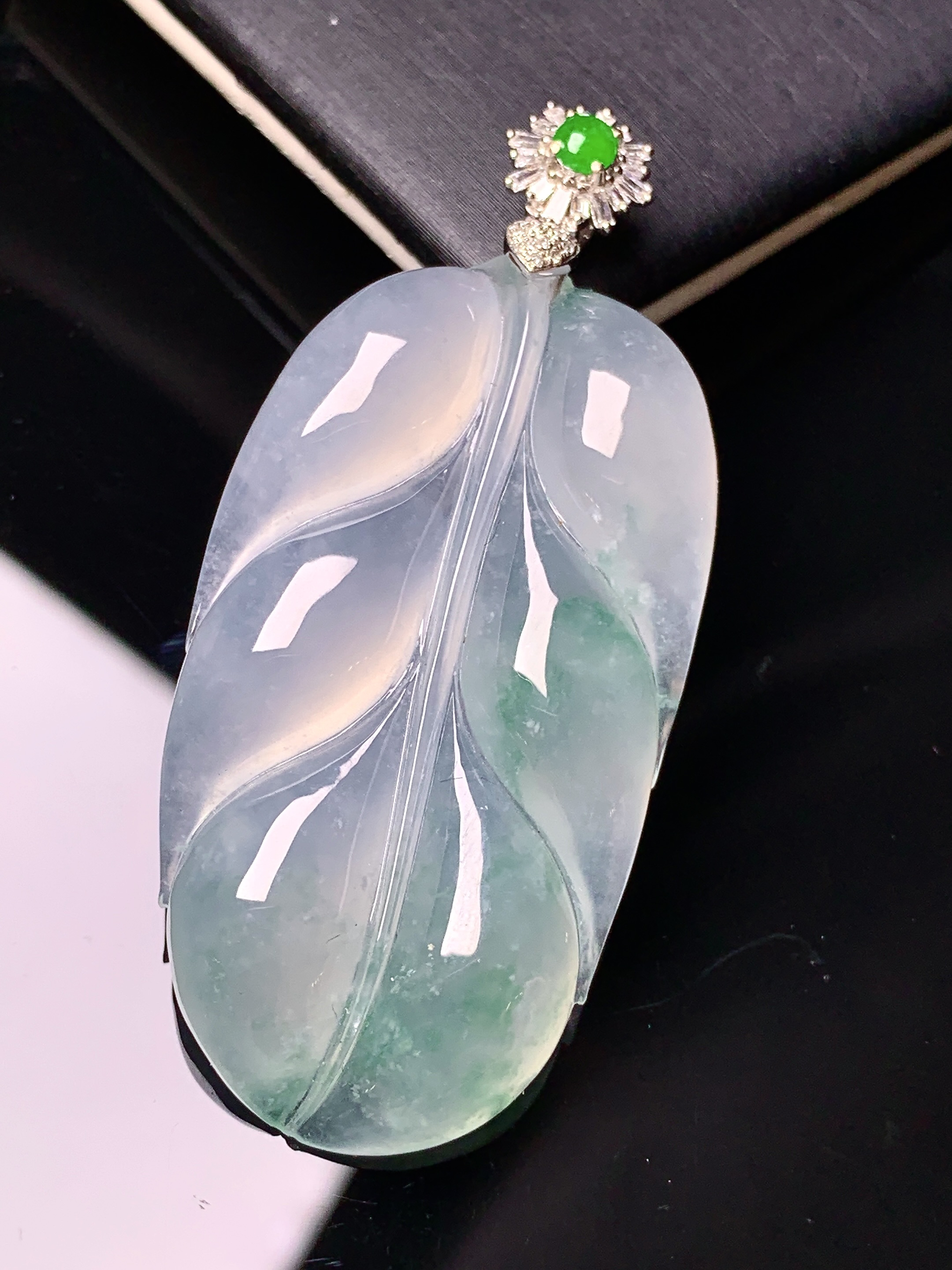18k金钻镶嵌冰种飘绿树叶吊坠 玉质细腻 色泽艳丽清新 水润亮眼 整体尺寸54.8*24.8*6.2