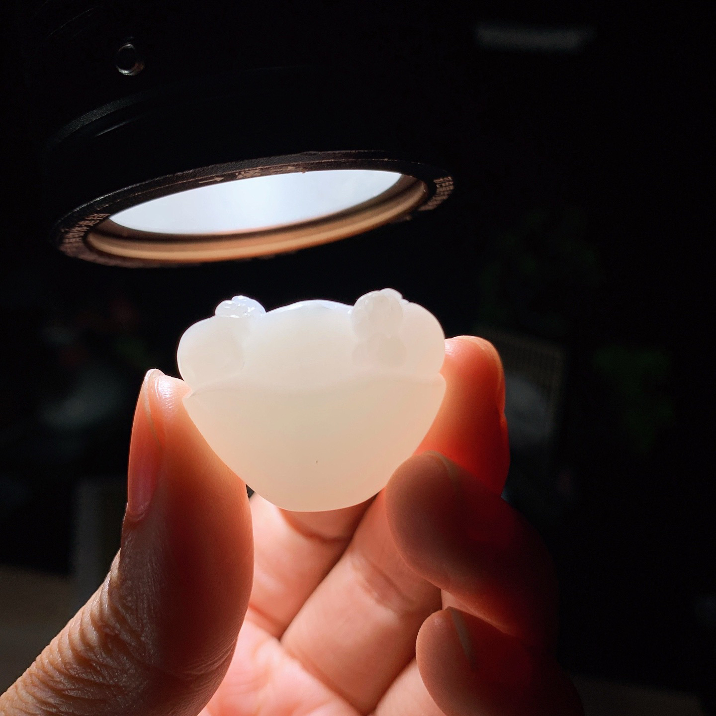 新疆和田玉羊脂白玉福猪挂件 尺寸28/12/22重13.5克！玉质细腻油润 底色纯净 脂粉好，品质好。lt260420