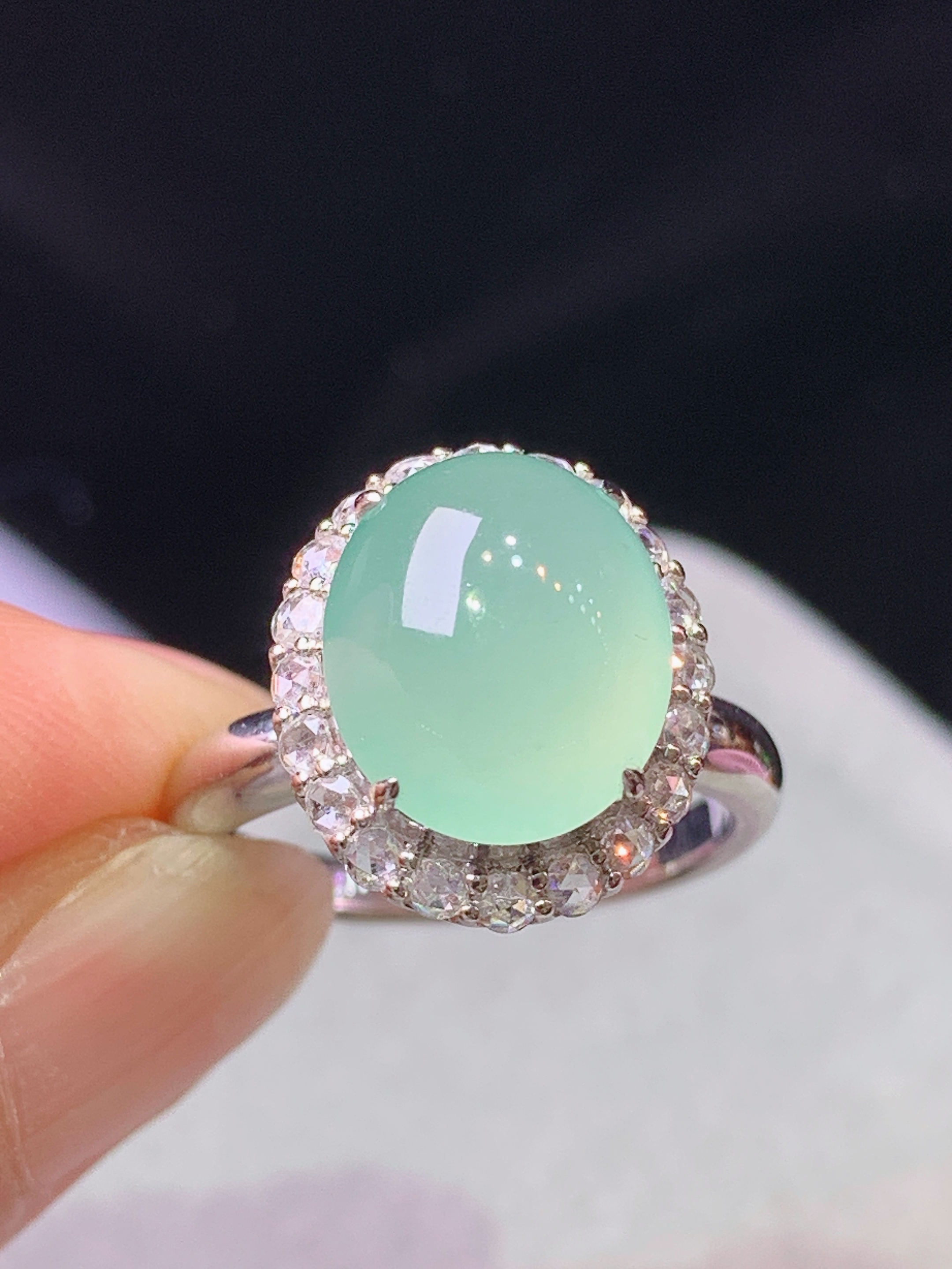 18k金钻镶嵌冰浅绿蛋面戒指 玉质细腻 色泽艳丽清新 水润亮眼 圈口14 整体尺寸15.2*13.2*11.3k1