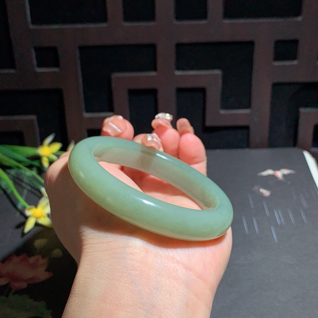 和田玉55圈口且末蓝手镯！玉质细腻油润 底色纯净 无裂无杂 脂粉好，品质高。