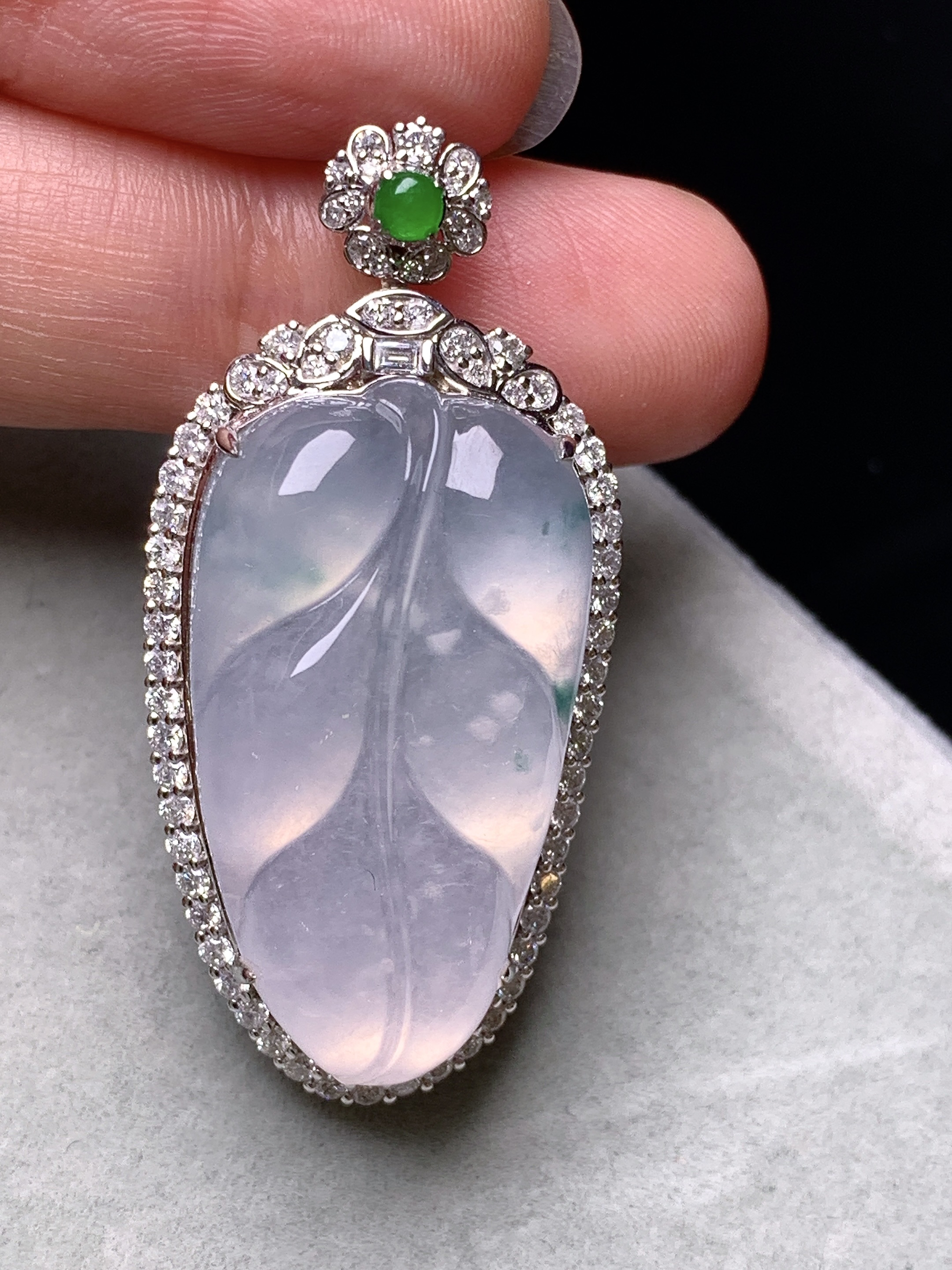 18k金钻镶嵌冰种树叶吊坠 玉质细腻 色泽艳丽清新 水润亮眼 整体尺寸42*20.3*11.8k1