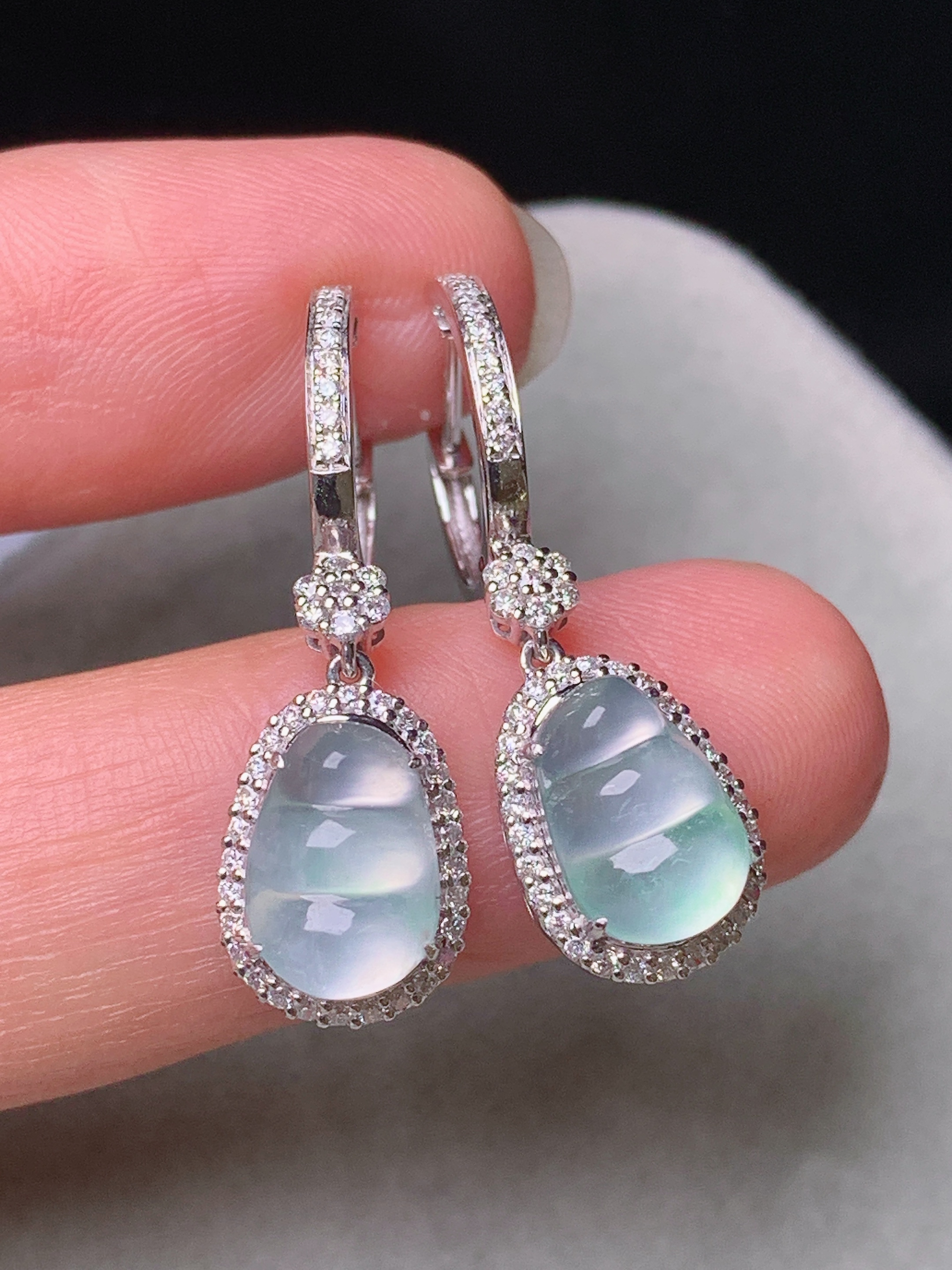 18k金钻镶嵌冰种四季豆耳坠 玉质细腻 色泽艳丽清新 水润亮眼 整体尺寸28.2*8.8*6L6