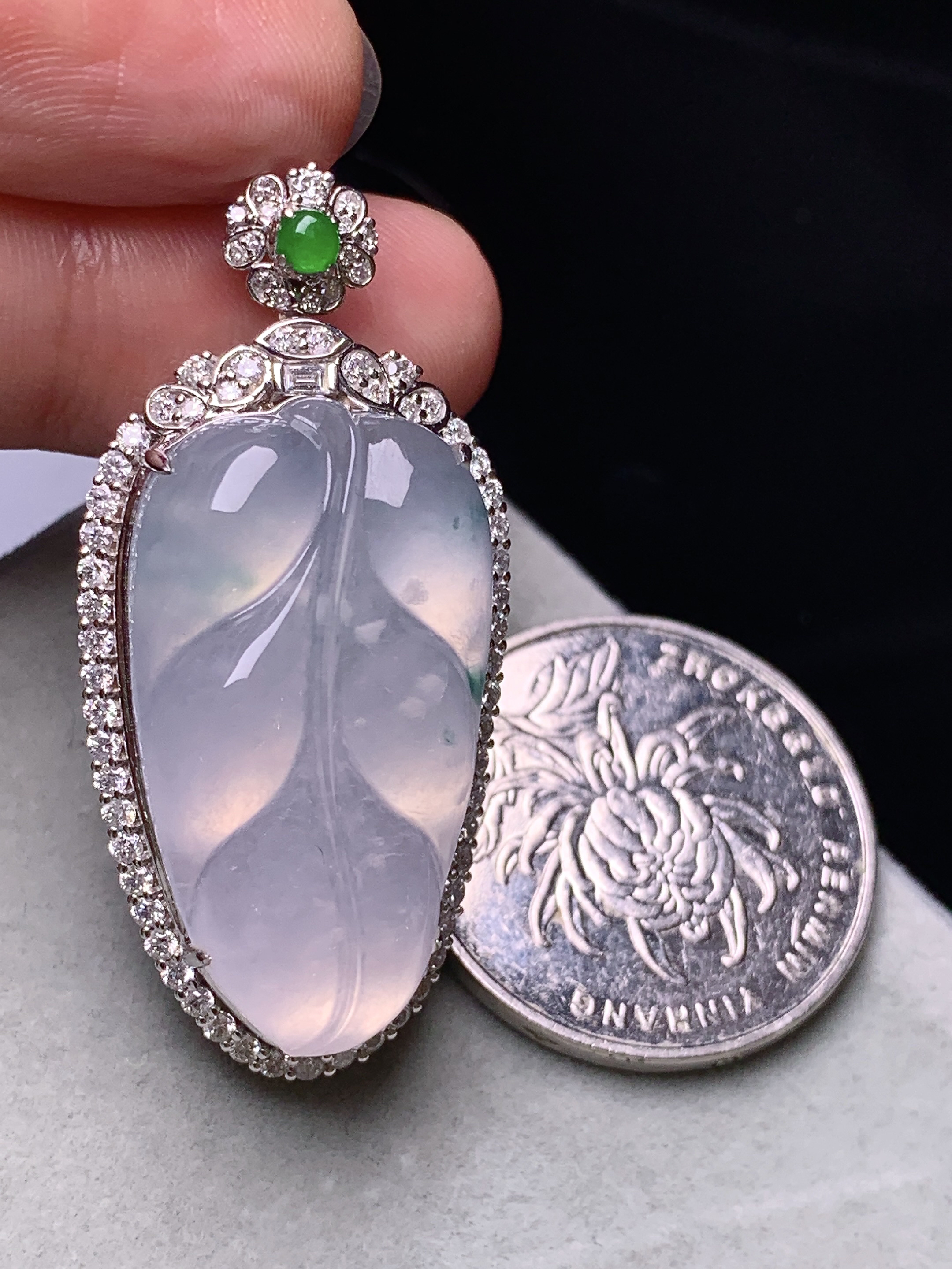 18k金钻镶嵌冰种树叶吊坠 玉质细腻 色泽艳丽清新 水润亮眼 整体尺寸42*20.3*11.8k1