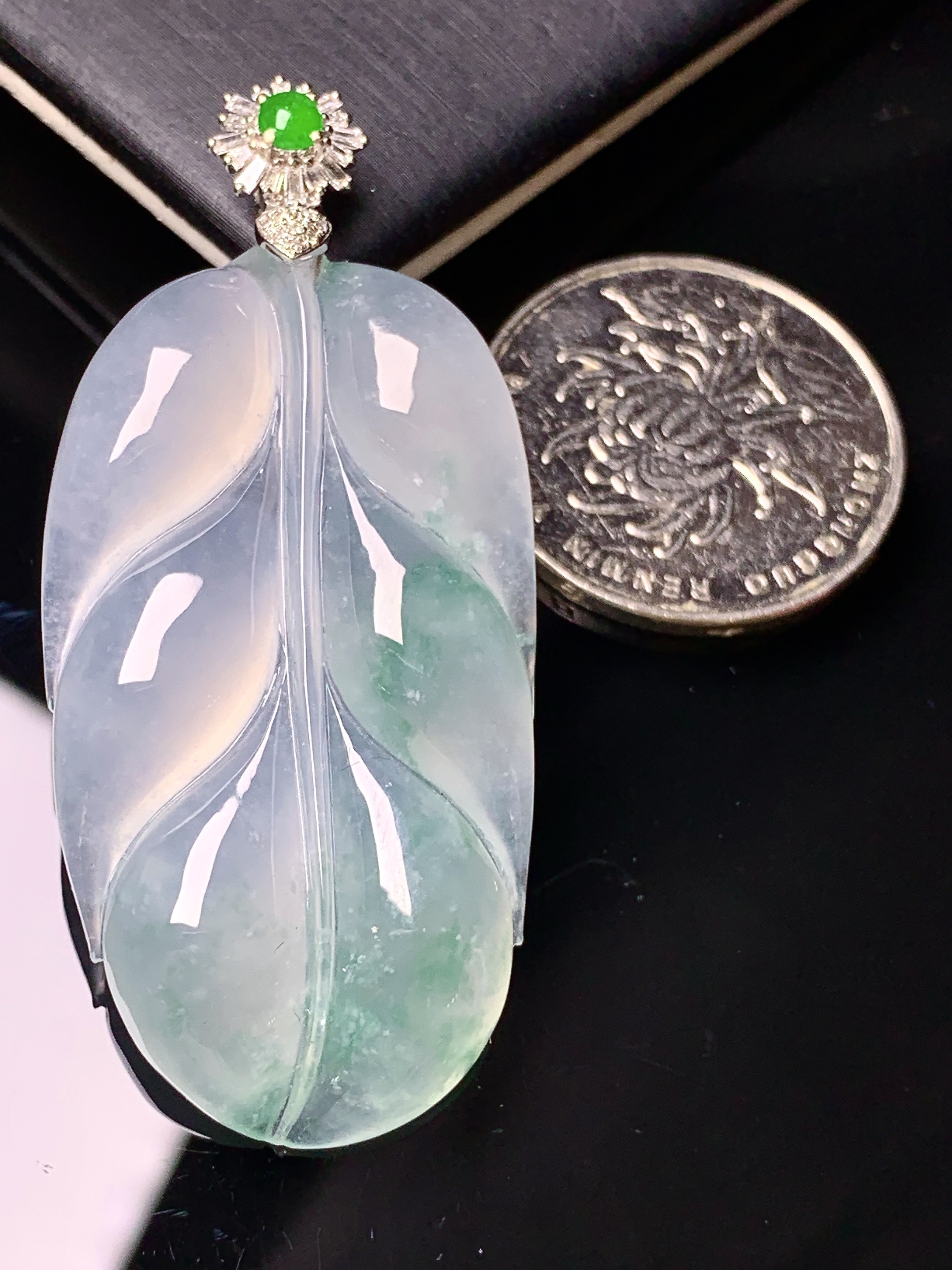 18k金钻镶嵌冰种飘绿树叶吊坠 玉质细腻 色泽艳丽清新 水润亮眼 整体尺寸54.8*24.8*6.2k1