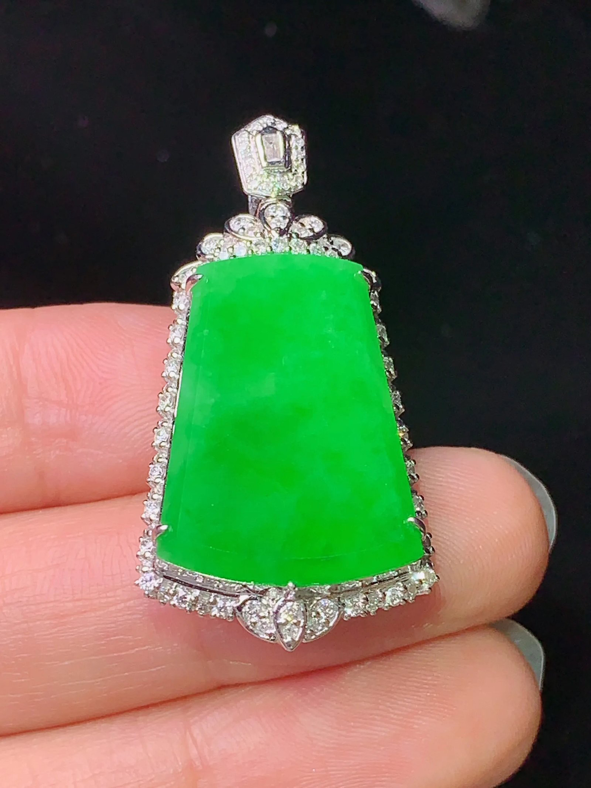 18k金钻镶嵌满绿无事牌吊坠 玉质细腻 色泽艳丽 整体尺寸38.8*19*10.3