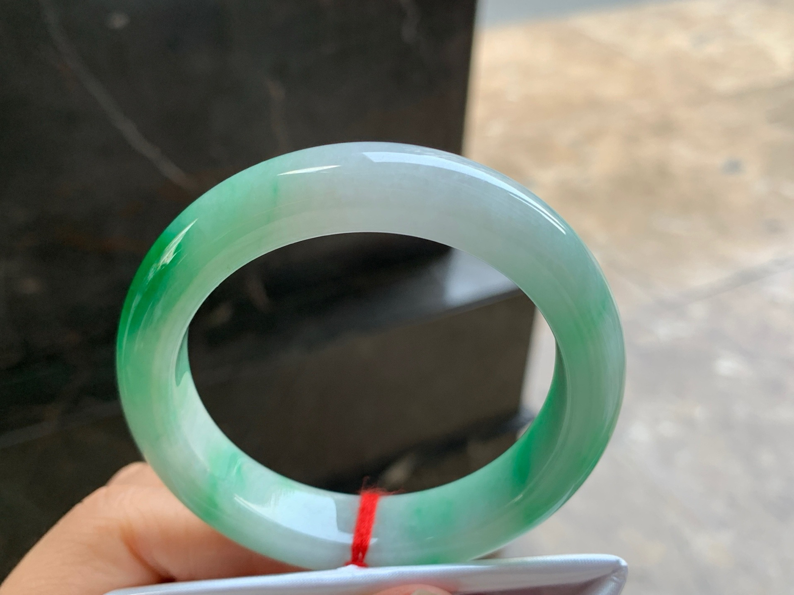 53-12.4-9

带色手镯^_^鲜艳 玉质温润