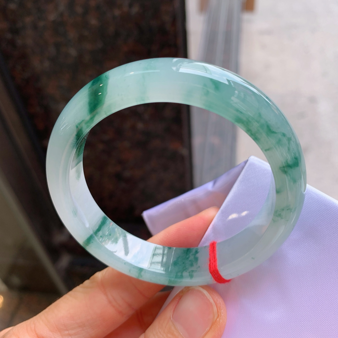 正圈飘花 无裂 尺寸：56/12.6/8.9  细腻