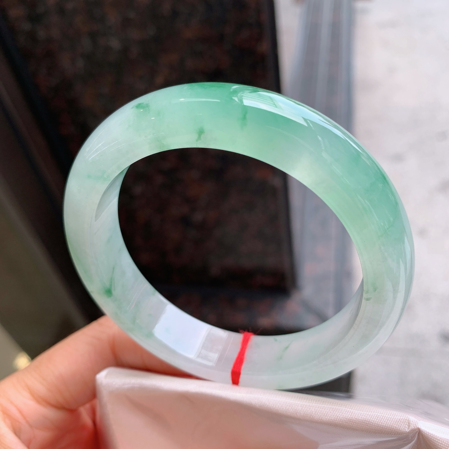 正圈冰飘绿 无裂 尺寸：58/13.3/9.3 冰润