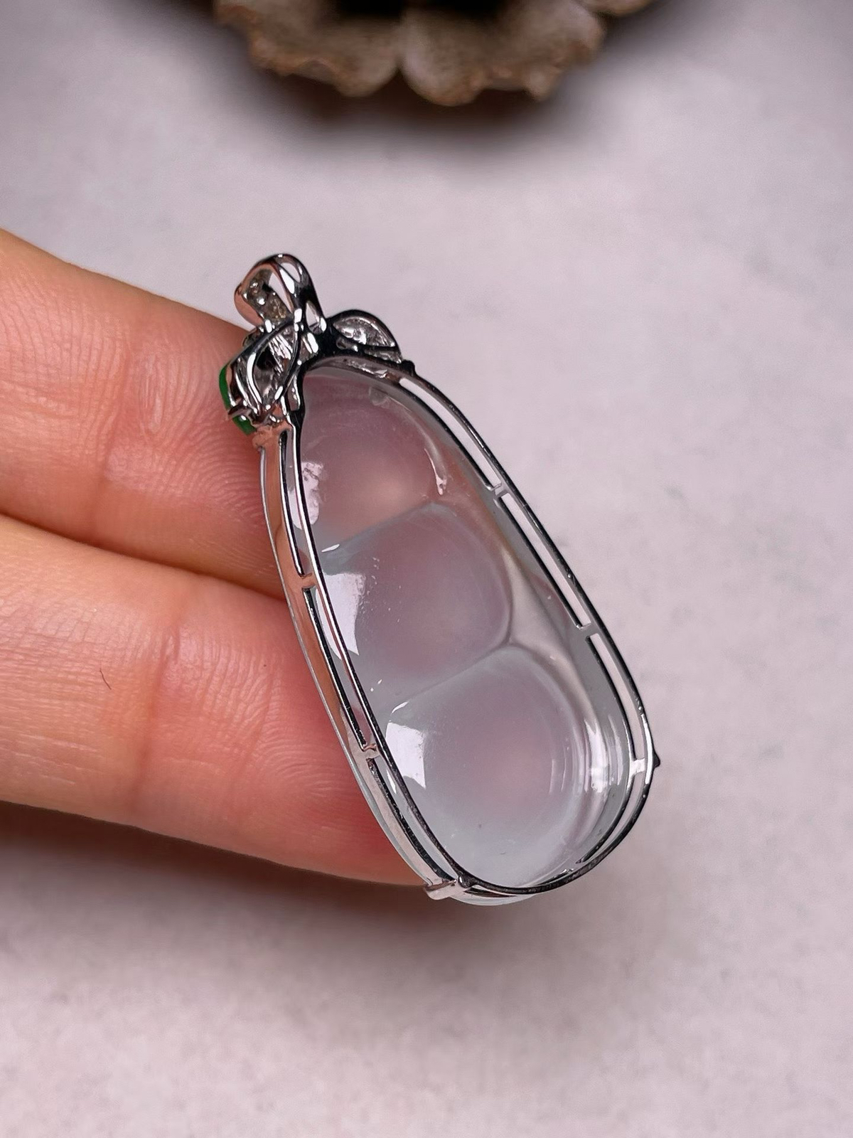 冰种福豆吊坠、真金真钻镶嵌，种水好，玉质细腻 .裸石尺寸 30.5*16.3