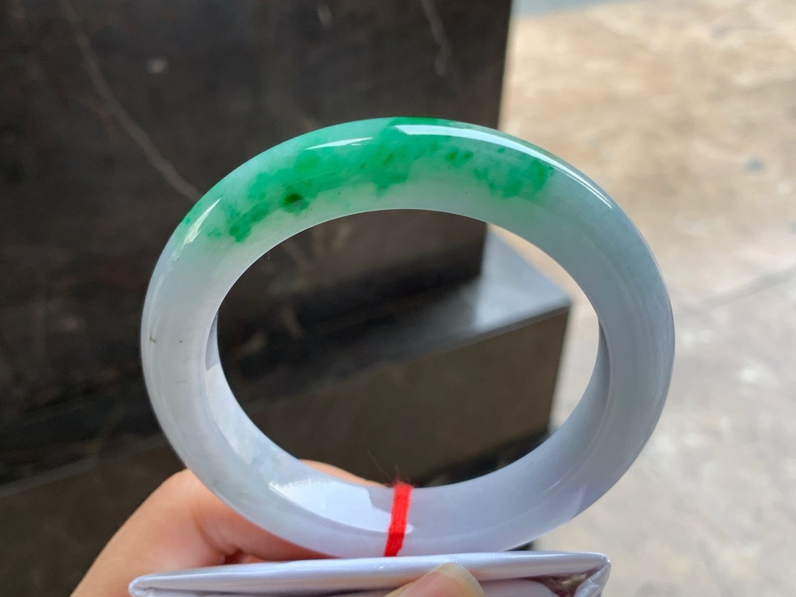 61-12.4-10.6

带色大圈口手镯^_^颜色鲜艳