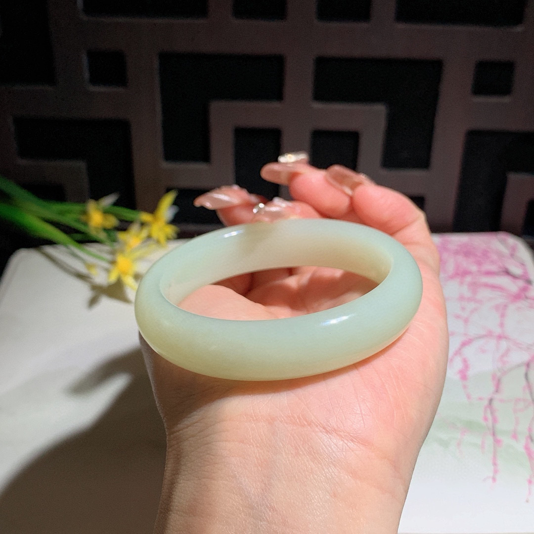 和田玉54.5圈口黄口料宽条手镯！玉质细腻油润 底色纯净 无裂无杂 脂粉好，品质好！