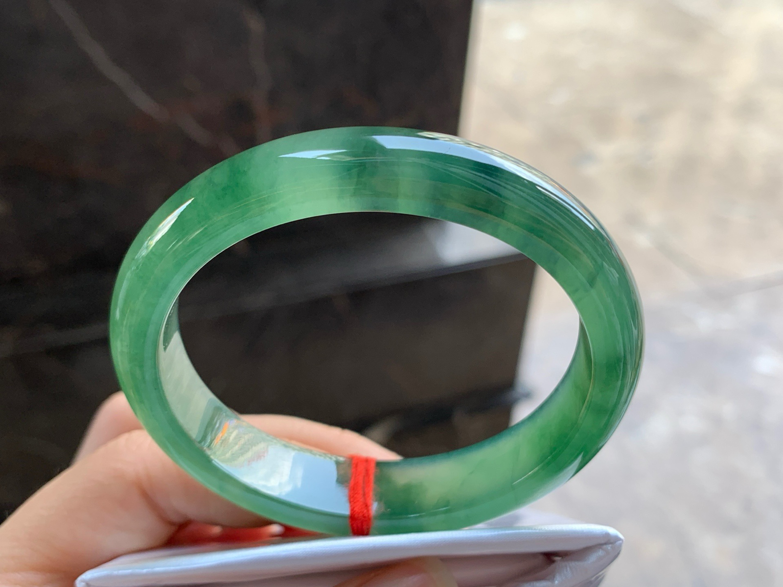 56.4-12.6-8

冰油绿贵妃手镯^_^鲜艳 玉质温润 啤酒瓶底妆 正圈54可以带