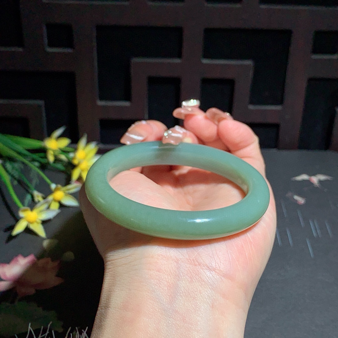 和田玉56圈口且末蓝手镯！玉质细腻油润 底色纯净 无裂无杂 脂粉好，品质高