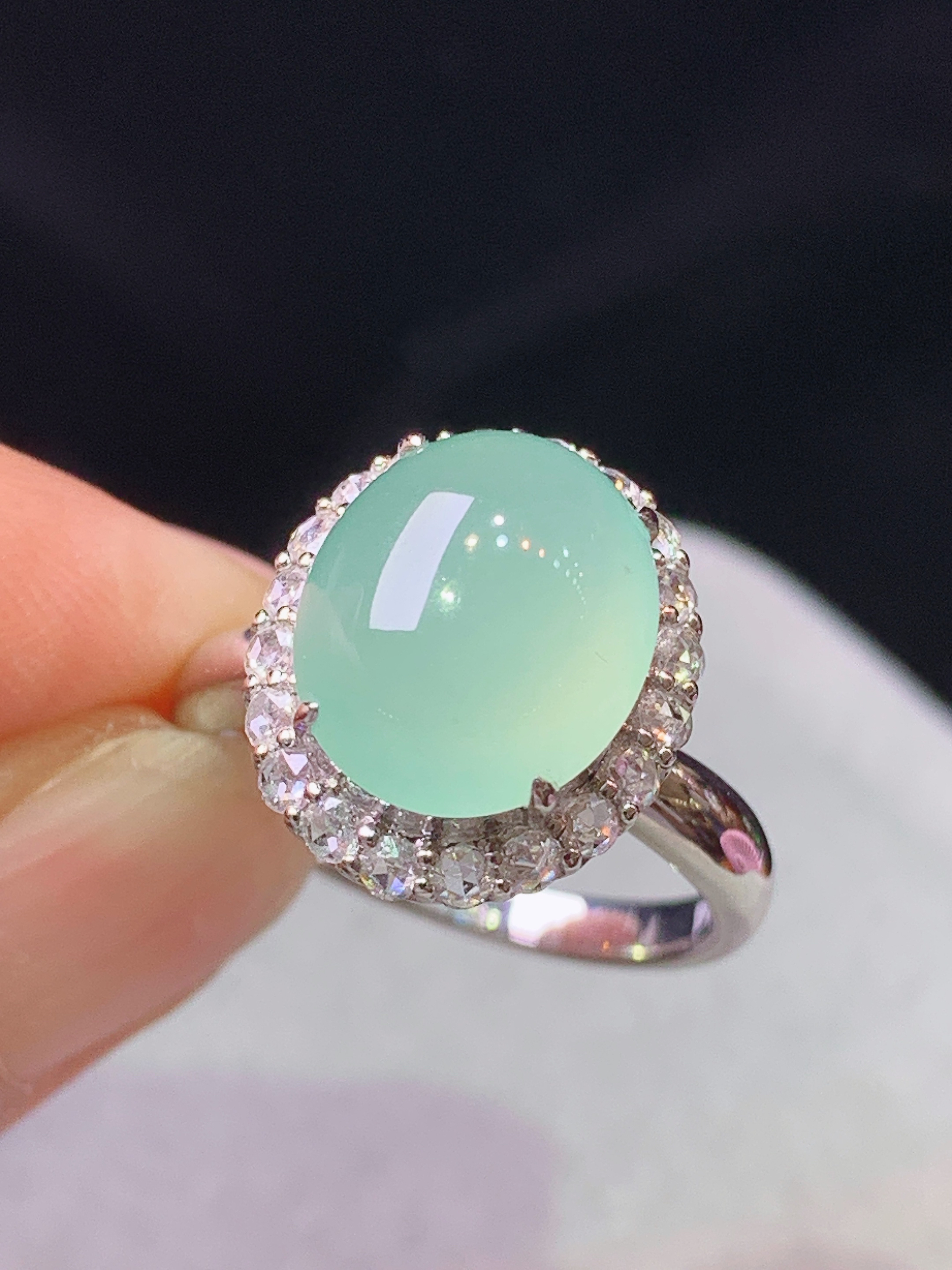 18k金钻镶嵌冰浅绿蛋面戒指 玉质细腻 色泽艳丽清新 水润亮眼 圈口14 整体尺寸15.2*13.2*11.3k1