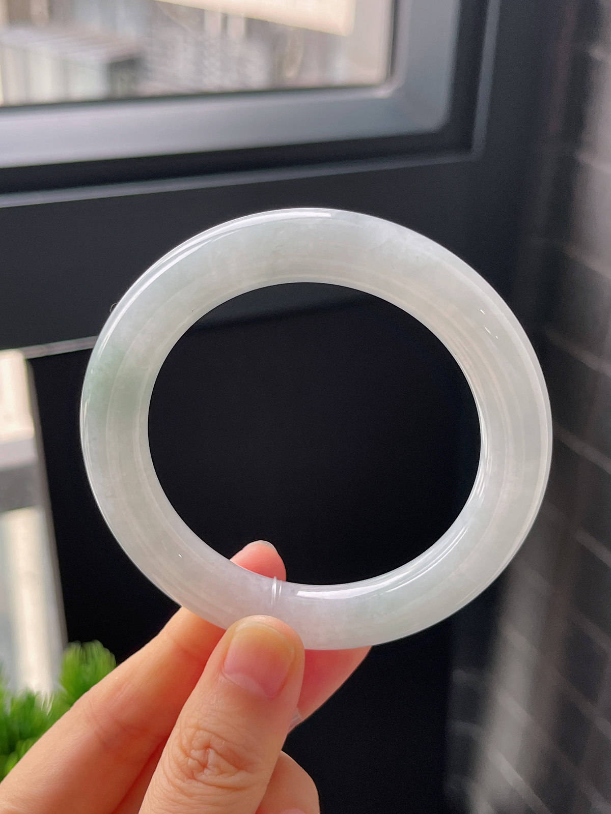 圆镯54.5圈口，翡翠糯化种淡绿色手镯