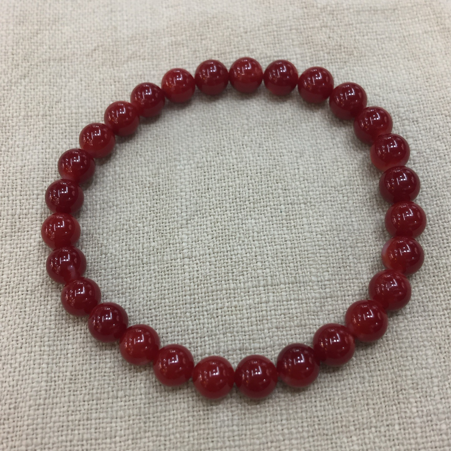 【日本阿卡赤血牛血红珊瑚6.8mm圆珠弹力单圈手串】天然无添加无优化，日本产地，阿卡材料、难得高瓷度，整条少白芯的阿卡圆珠。整条赤血牛血红颜色，珠子直径6.8-6.11mm，每颗珠子均为天然的珊瑚，珊瑚自古就为佛教珍宝，深海千年有机宝石！收藏价值高、可传承！总重10克！追求品质者的福音！实物漂亮！
