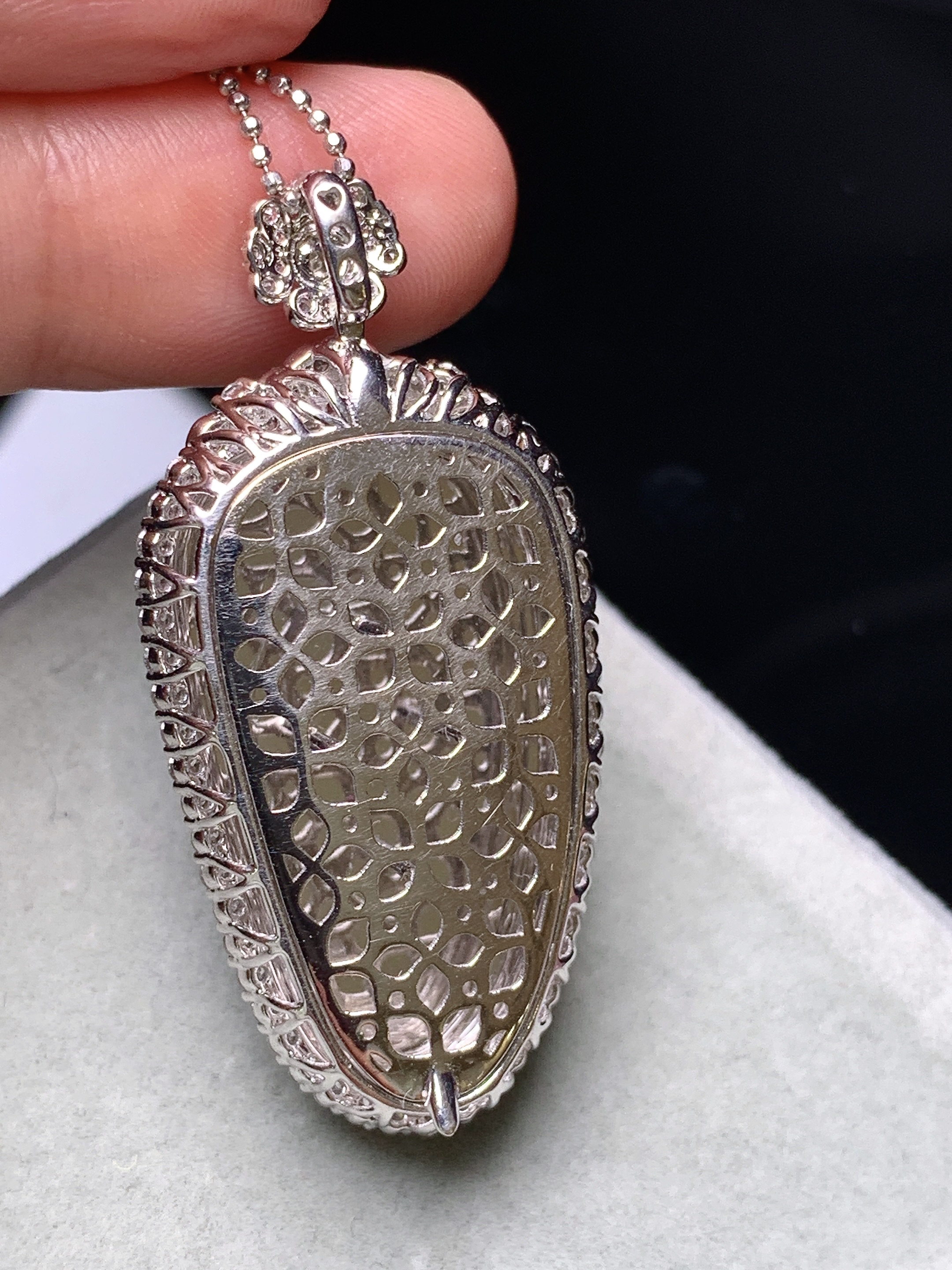 18k金钻镶嵌冰种树叶吊坠 玉质细腻 色泽艳丽清新 水润亮眼 整体尺寸42*20.3*11.8k1