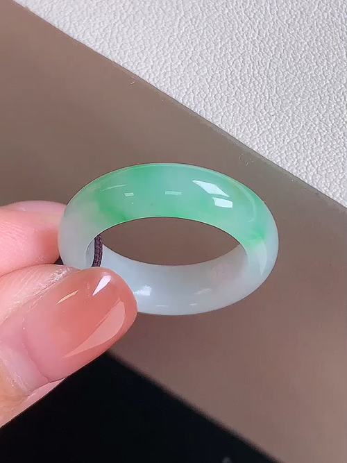  ，飘绿指环，无裂，尺寸16.2/5.9/3.3 12号，№;y204209 18