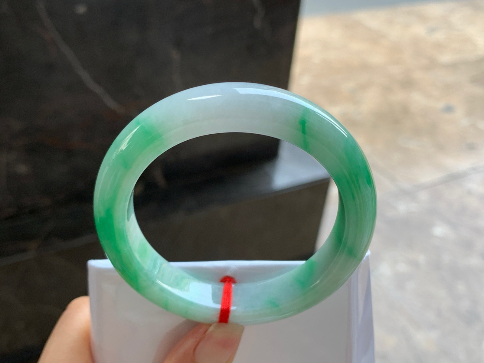 53-12.4-9

带色手镯^_^鲜艳 玉质温润