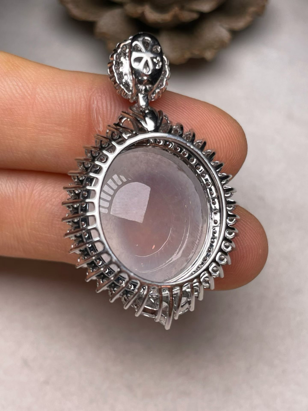 冰种鸽子蛋吊坠、真金真钻镶嵌，种水好，玉质细腻 .裸石尺寸 18.7*17.0