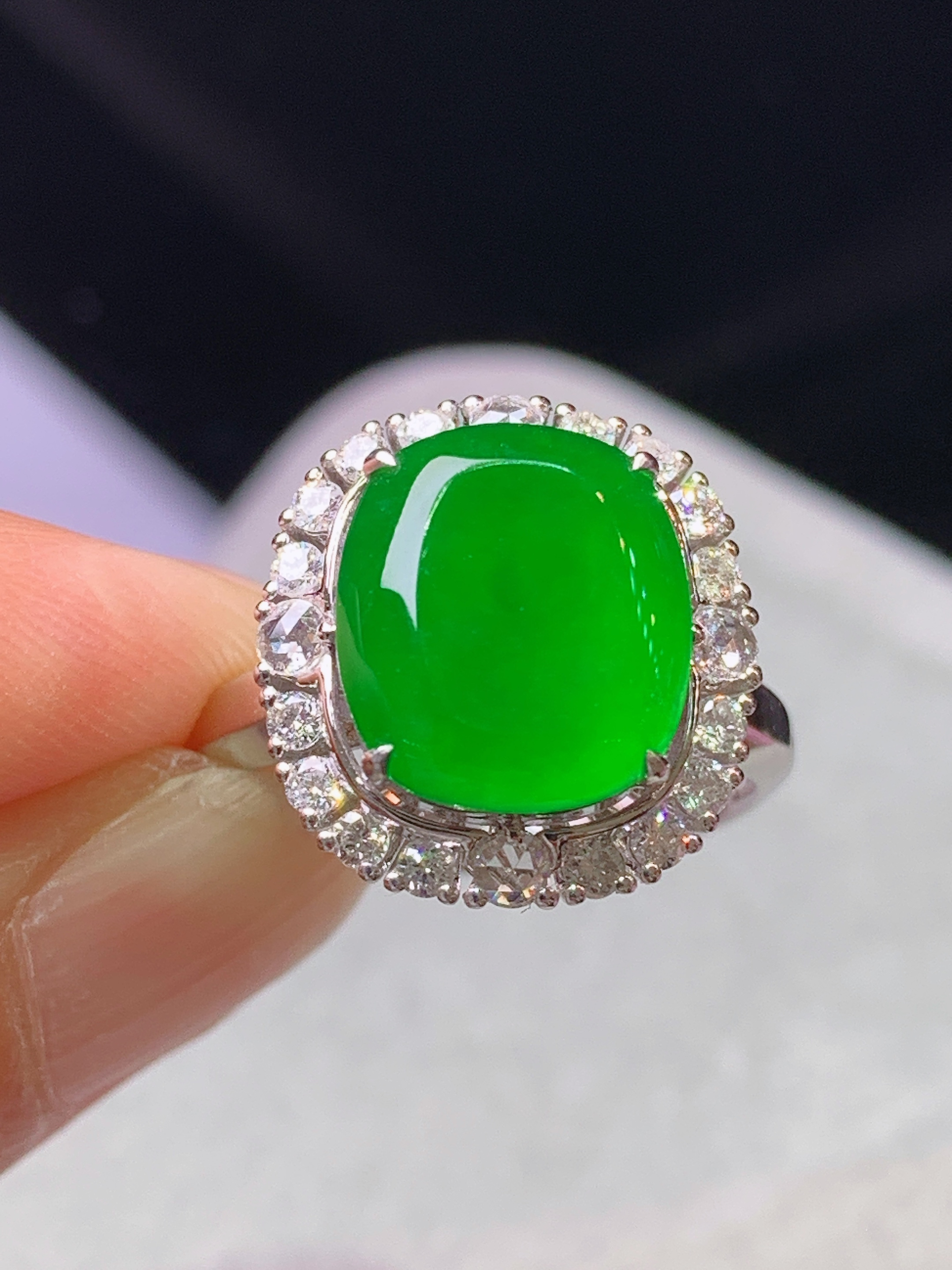 18k金钻镶嵌满绿无事牌戒指 玉质细腻 色泽艳丽清新 水润亮眼 圈口13.5 整体尺寸15.8*14.8*9.2d3