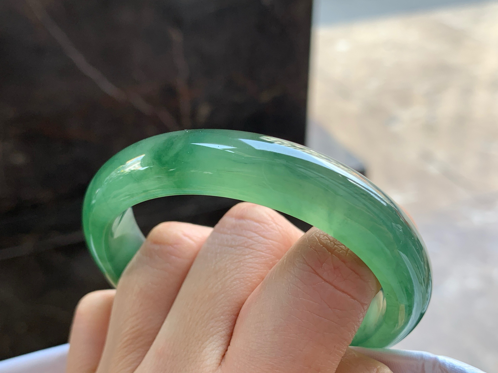 56.4-12.6-8

冰油绿贵妃手镯^_^鲜艳 玉质温润 啤酒瓶底妆 正圈54可以带