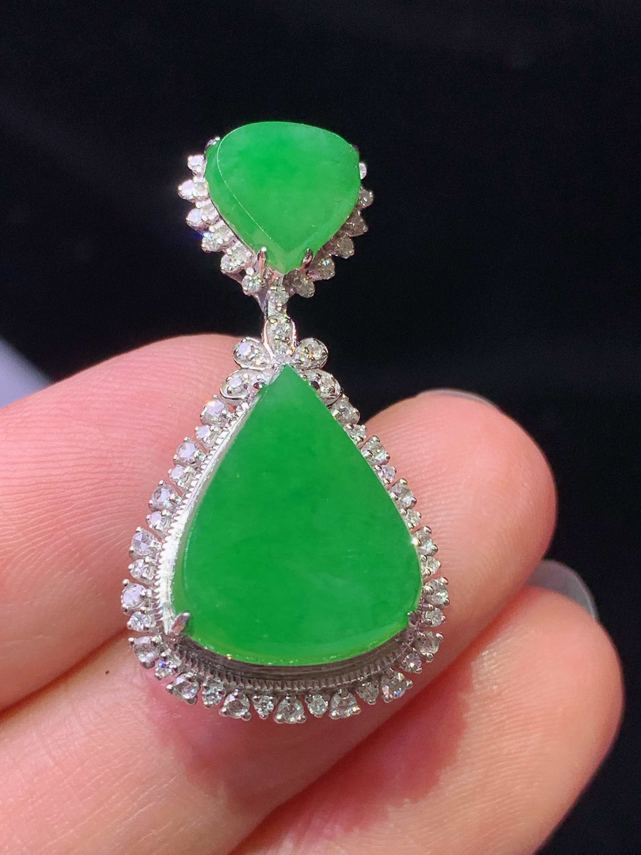 18k金钻镶嵌满绿水滴吊坠 玉质细腻 色泽艳丽清新 水润亮眼 整体尺寸31.3*16.3*9.8k1