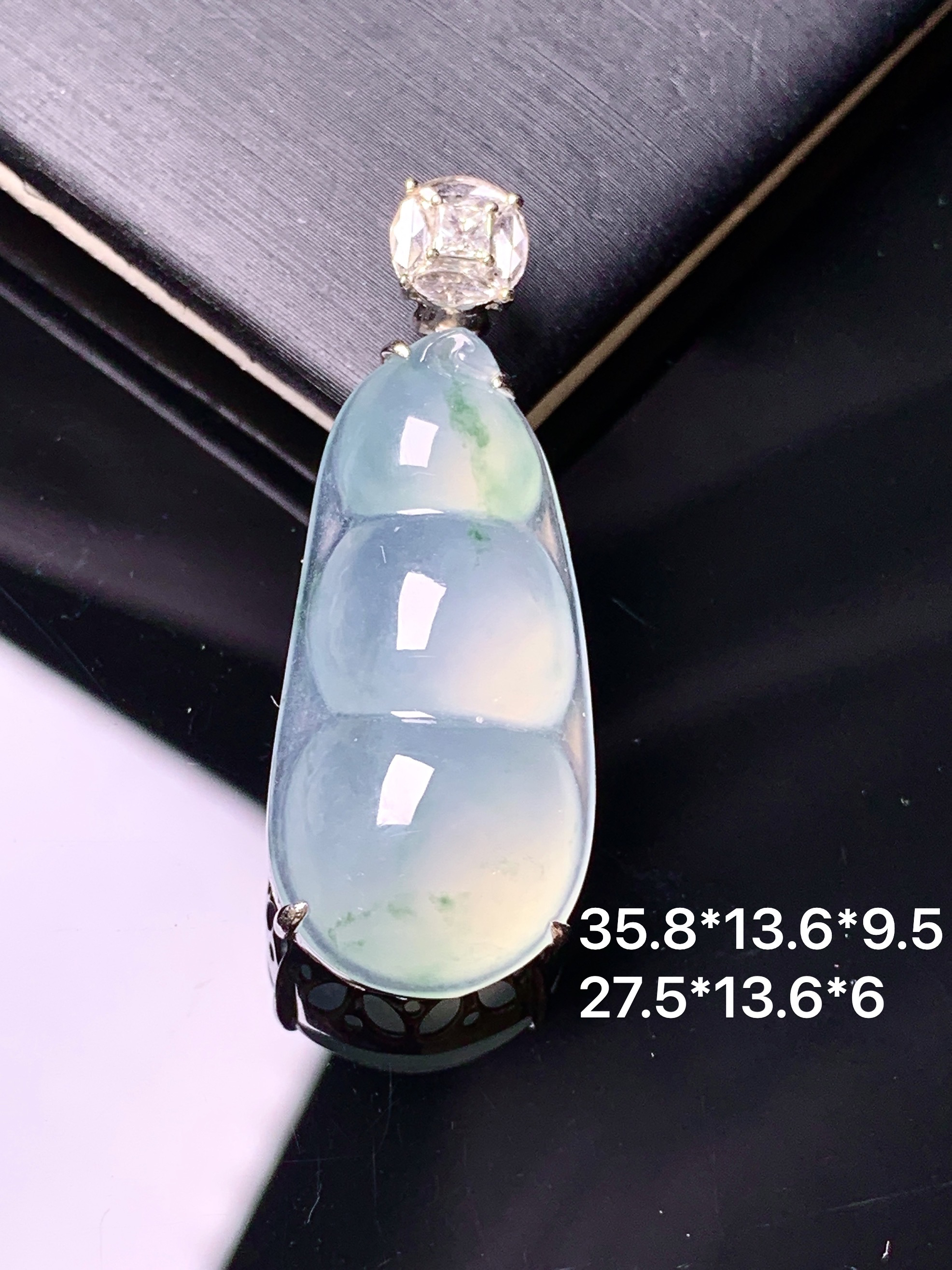 18k金钻镶嵌冰种飘绿四季豆吊坠 玉质细腻 色泽艳丽清新 水润亮眼 整体尺寸35.8*13.6*9.5g2