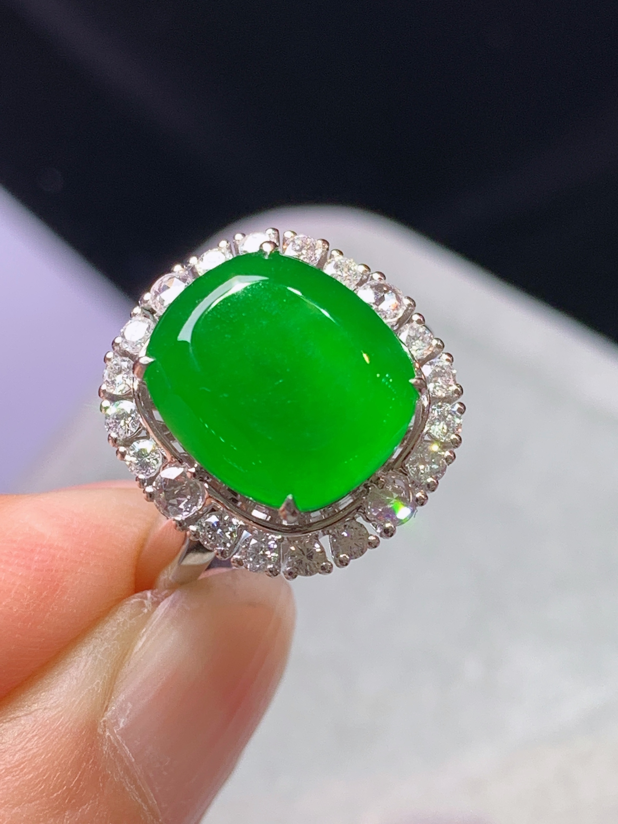 18k金钻镶嵌满绿无事牌戒指 玉质细腻 色泽艳丽清新 水润亮眼 圈口13.5 整体尺寸15.8*14