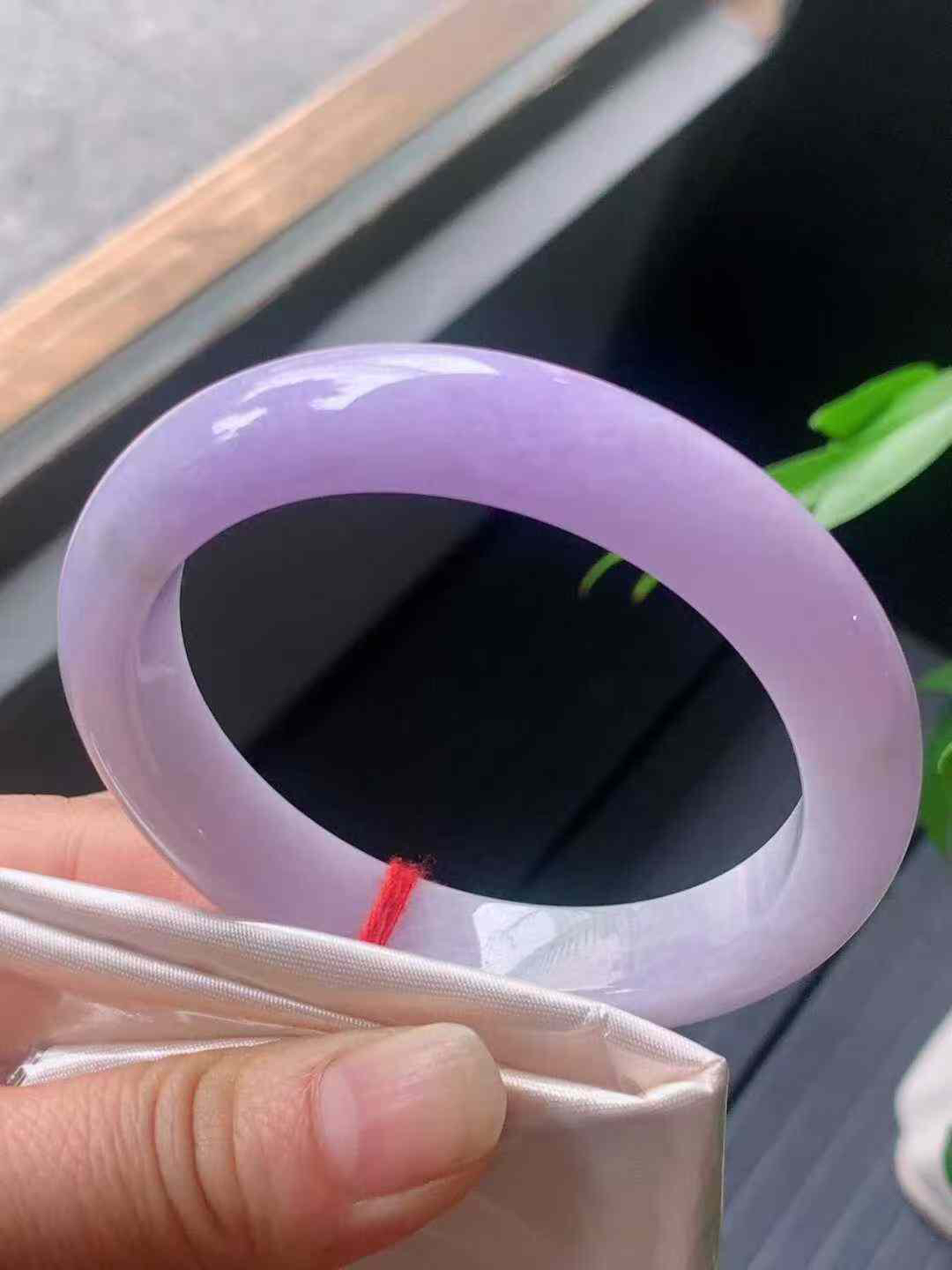 【翡翠名称】老种紫罗兰56.7正圈口手镯
【翡翠尺寸】56.7/12/9mm适合55.7-58正圈口