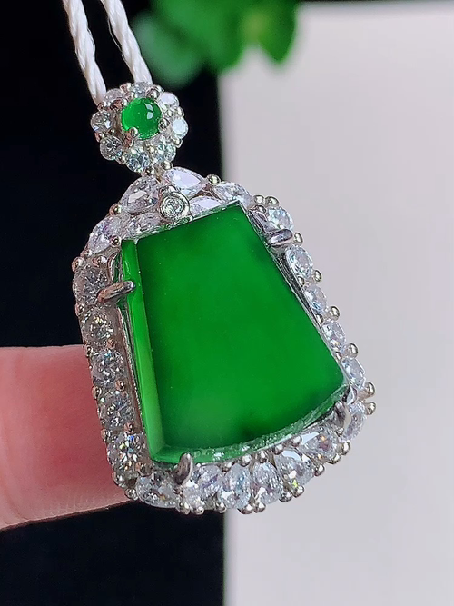 银镶油绿无事牌，无裂，尺寸15.1/13.6/3.5，№:y2061