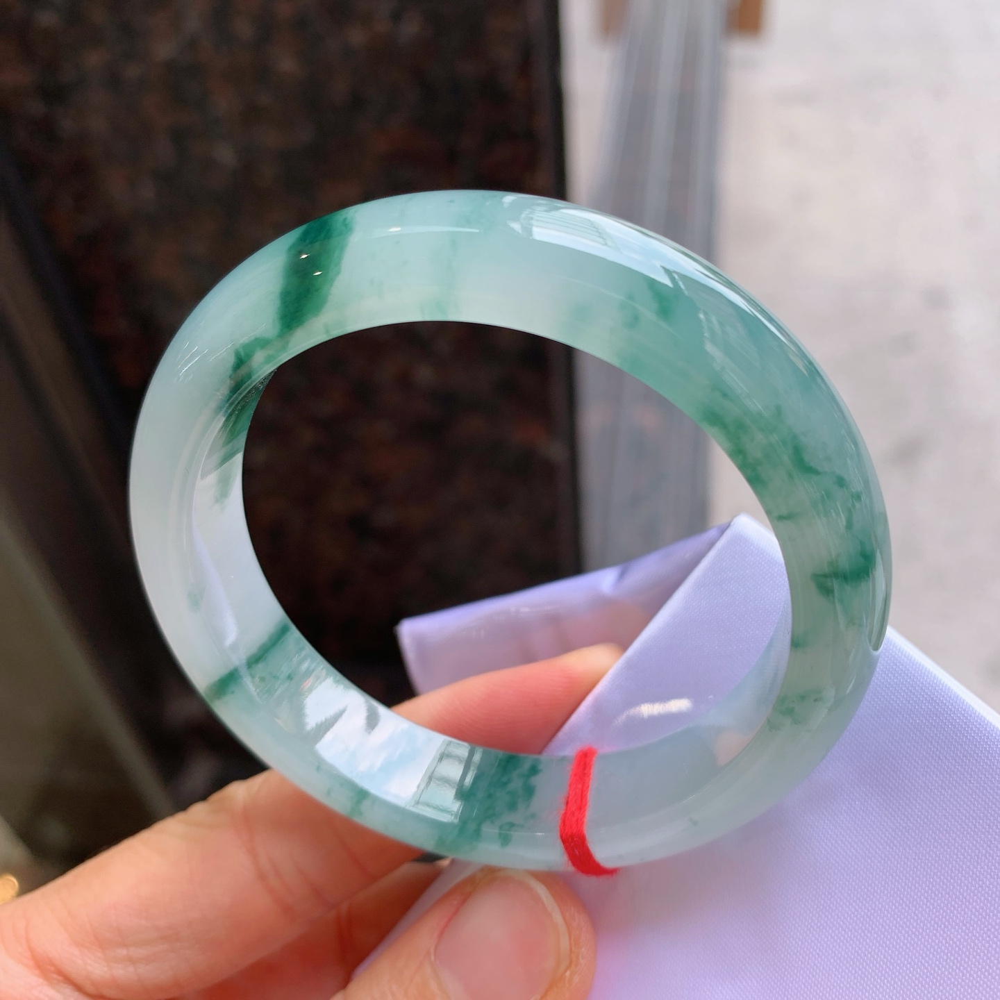 正圈飘花 无裂 尺寸：56/12.6/8.9  细腻