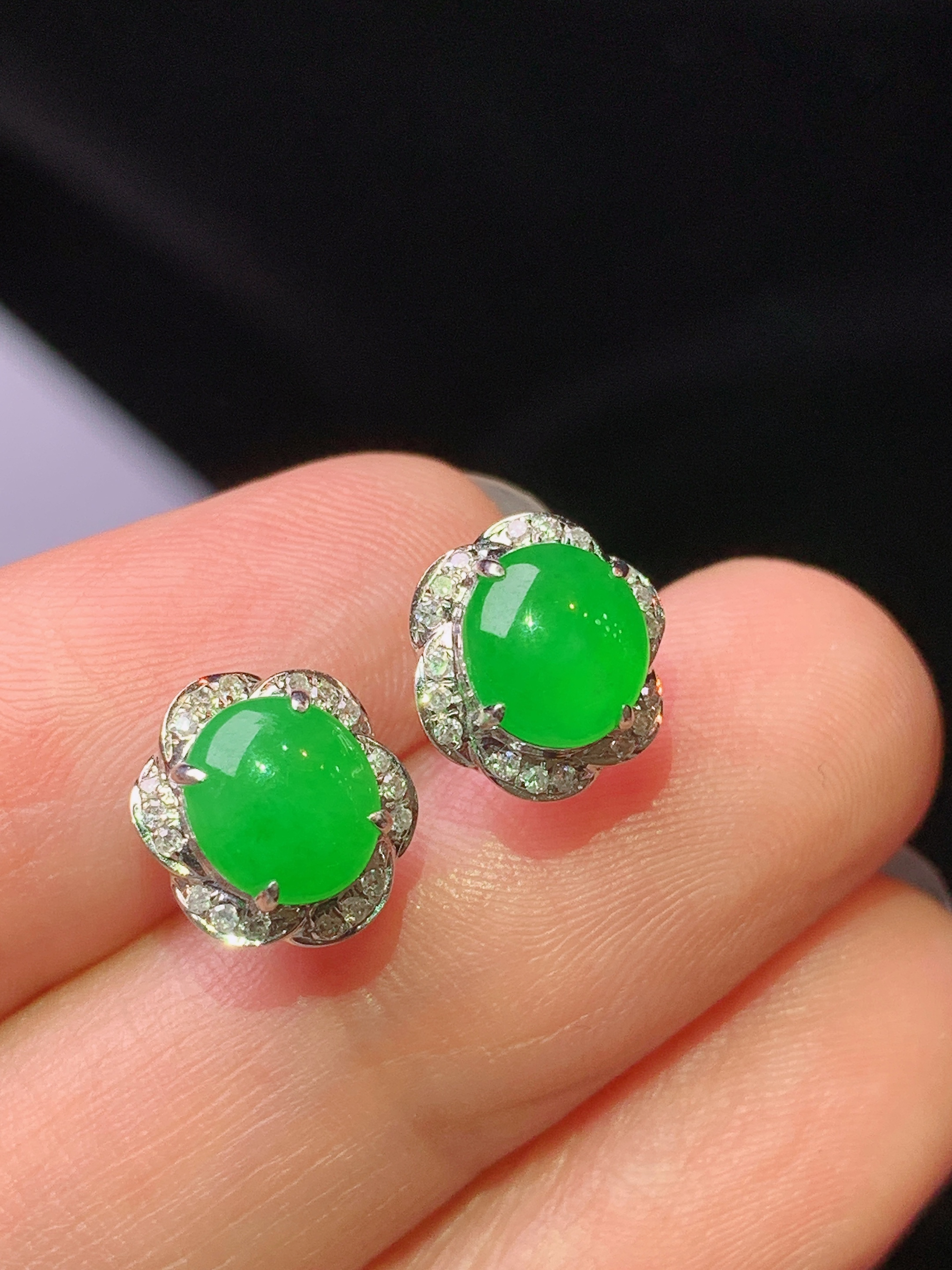 18k金钻镶嵌满绿蛋面耳钉 玉质细腻 色泽艳丽清新 水润亮眼 整体尺寸9.5*8.5*6.2f1