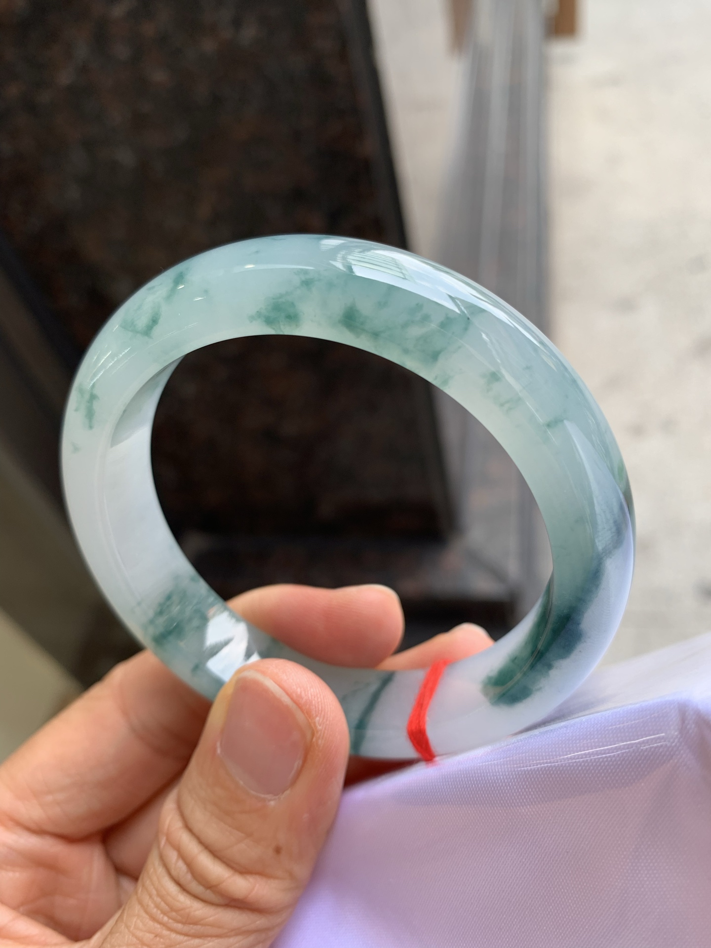 正圈飘花 无裂 尺寸：56/12.6/8.9  细腻