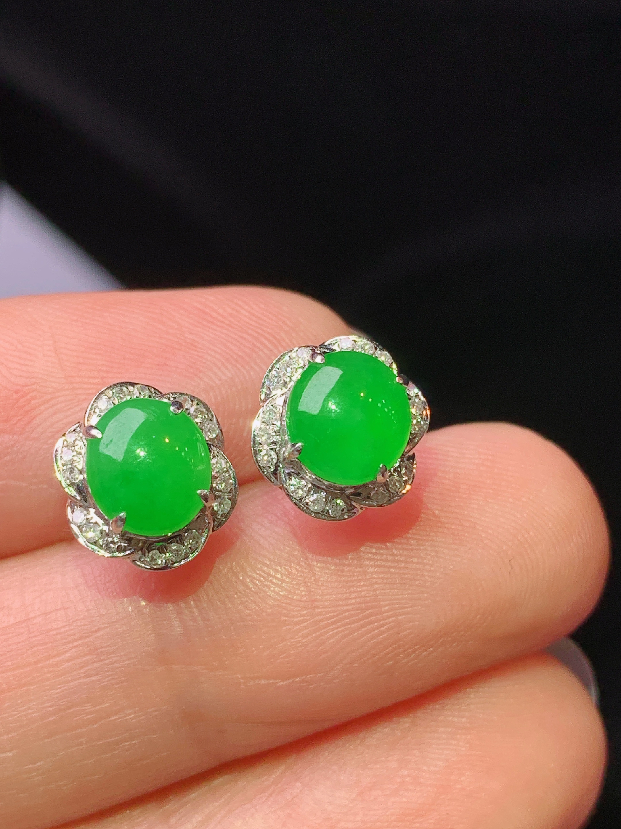 18k金钻镶嵌满绿蛋面耳钉 玉质细腻 色泽艳丽清新 水润亮眼 整体尺寸9.5*8.5*6.2f1