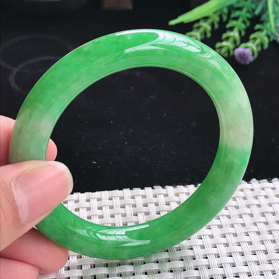 实拍A货翡翠55.5/10.5/10.3老坑精美满绿辣阳绿圆条手镯玉镯平安镯